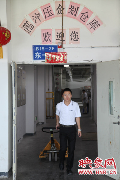 深入生產(chǎn)一線,真實(shí)體驗(yàn)工友的生產(chǎn)環(huán)境 深入生產(chǎn)一線,真實(shí)體驗(yàn)工友的生產(chǎn)環(huán)境