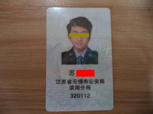 男子制作假經查證在酒吧執法。