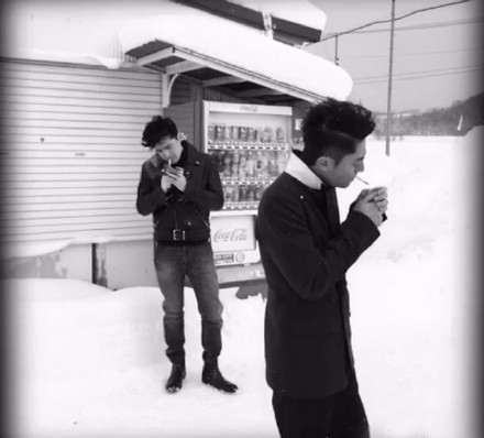 胡歌和霍建華為雜志拍攝了一組封面照,二人穿著同款風衣,在白雪中端著咖啡,恩愛“虐狗” 胡歌和霍建華為雜志拍攝了一組封面照,二人穿著同款風衣,在白雪中端著咖啡,恩愛“虐狗”