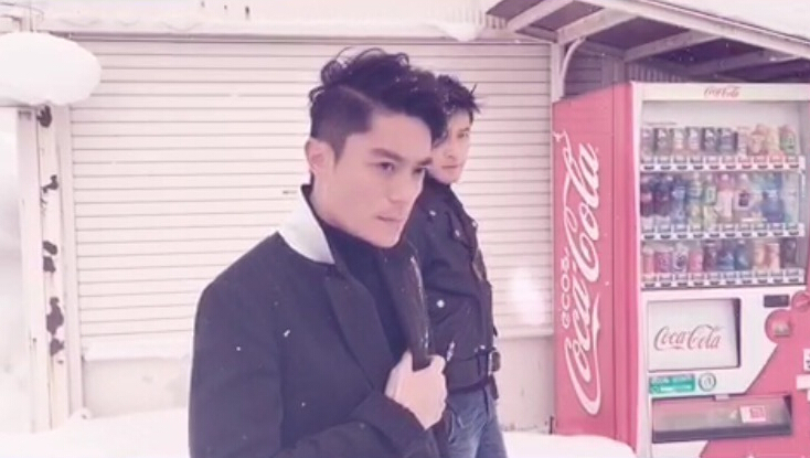 胡歌和霍建華為雜志拍攝了一組封面照,二人穿著同款風衣,在白雪中端著咖啡,恩愛“虐狗” 胡歌和霍建華為雜志拍攝了一組封面照,二人穿著同款風衣,在白雪中端著咖啡,恩愛“虐狗”