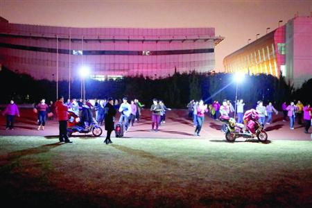 昨晚,松江體育場秩序井然,兩隊廣場舞被有序地分散在了不同區域。