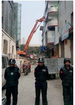 根據(jù)《太原市和小 店區(qū)平陽路街道親賢城中村改造拆遷安置補(bǔ)償方案》,結(jié)合親賢實(shí)際,親賢社區(qū)補(bǔ)償安置采取“商業(yè)用房安置+小戶型公寓住宅安置+貨幣補(bǔ)償”的方式,其中每分 (0.1 畝)置換商業(yè)用房50平方米+小戶型公寓住宅80平方米+貨幣補(bǔ)償20萬元人民幣。(拍攝:2015年9月17日)