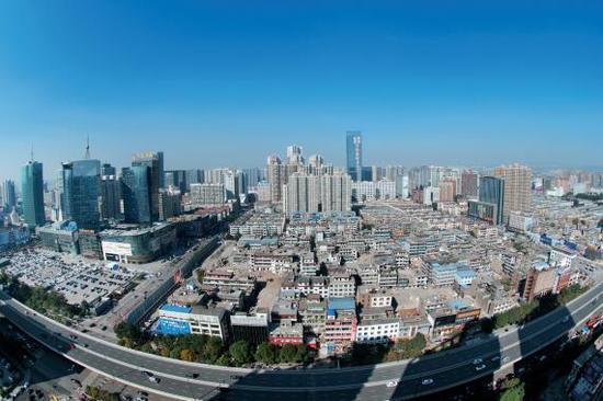 經(jīng)過4個(gè)多月的推進(jìn),親賢社區(qū)的拆遷工作進(jìn)展緩慢,原定于2015年10月底完成的拆遷,在10月中旬時(shí)仍停留在對(duì)部分住戶進(jìn)行插花式拆除。(拍攝:2015年10月16日)