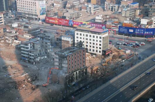 在“拆遷獎(jiǎng)勵(lì)”等一系列政策的激勵(lì)下,親賢社區(qū)的改造步伐明顯加快。2015年12月初,親賢社區(qū)簽訂拆遷協(xié)議 374份,簽約率達(dá)90%,西北片區(qū)實(shí)現(xiàn)了拆遷大突破。(拍攝:2015年12月20日)