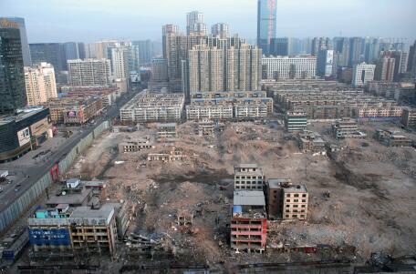 2016年元旦假期后的第一個(gè)工作日,記者從長(zhǎng)風(fēng)大街某高樓俯瞰正在拆遷中的親賢西北片區(qū)。經(jīng)過半年多推進(jìn),這一片區(qū)只留下十余處建筑等待拆除。(拍攝:2016年1月4日)