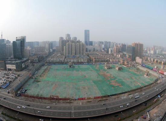 2016年4月,經(jīng)過持續(xù)攻堅(jiān),親賢社區(qū)西北片區(qū)的拆遷工作基本告一段落,但在鋪設(shè)了防塵綠網(wǎng)的空地中,至今仍有3戶居民選擇了“堅(jiān)守”。(拍攝:2016年4月4日)