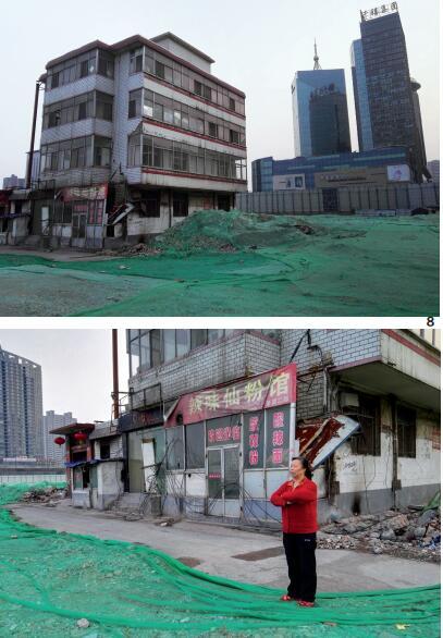 65歲的韓老太太是別人眼中的“釘子戶”,至今仍居住在斷水、斷電的老宅中。她的房產(chǎn)占地面積3分多,建有樓房4層,按照補(bǔ)償標(biāo)準(zhǔn)可以拿到400余萬元補(bǔ)償,但她還是擔(dān)心以后的日子沒著落,稱要繼續(xù)堅(jiān)持下去。在她房子的右后側(cè),是親賢社區(qū)旗下千禧集團(tuán)的豪華辦公樓。