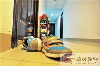 出事小孩的鞋子凌亂地擺放在自家門前。 出事小孩的鞋子凌亂地擺放在自家門前。