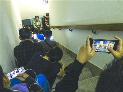 家長為孩子報培訓班通宵坐樓道 黃牛代排要千元