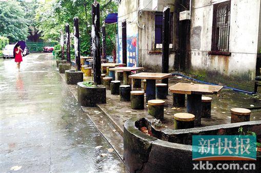 圖為發現棄嬰的石凳。 新快報記者 畢志毅/攝 圖為發現棄嬰的石凳。 新快報記者 畢志毅/攝