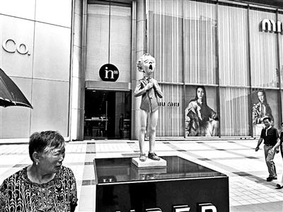 王府井in88購物中心西側(cè),“小男孩”下半身衣不遮體