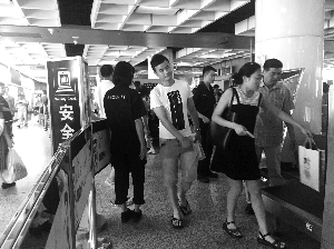 南京地鐵新街口站,大多數市民自覺配合安檢