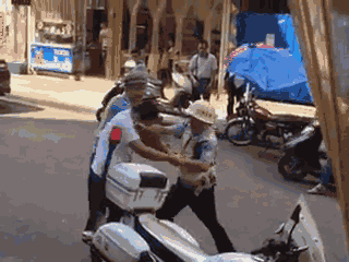 嫌疑男子涉嫌無證駕駛摩托車,且車輛違規加裝遮陽傘并在行駛時不戴安全頭盔,辱罵毆打執法交警。 本文圖片均來自 廣西梧州在線警務