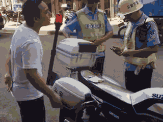 廣西梧州一男子騎車違法加裝遮陽傘,辱罵腳踹執法交警被拘