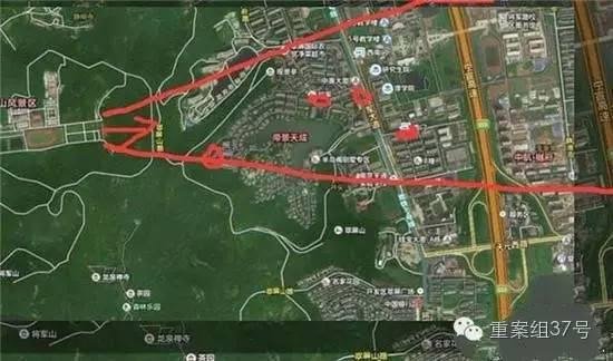 射擊場子彈射出方向(紅箭頭)有多個(gè)居民小區(qū) 。 圖片來源:交匯點(diǎn)新聞