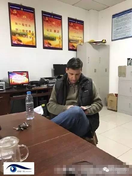 該外籍男子在派出所接受詢問。(網友供圖)