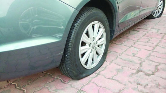 只為發泄不滿情緒 男子一年扎車胎30多起 只為發泄不滿情緒 男子一年扎車胎30多起