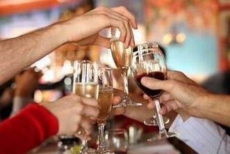 男子拼酒憋爆食管 你還敢這樣喝酒嗎?(組圖)