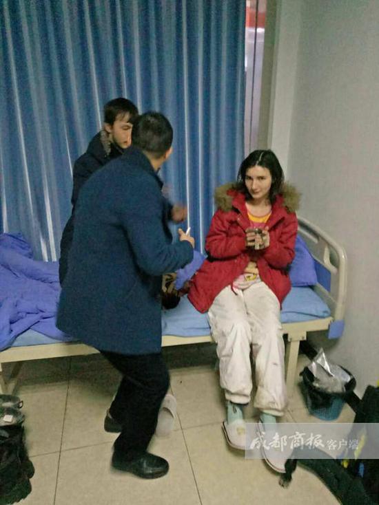 王利鑫說,醫(yī)院工作人員考慮到他們遠(yuǎn)道而來,于是給他們倒上熱水,并試圖打手勢交流。但費(fèi)了好大勁,也沒辦法搞明白對方的情況,只好向社區(qū)民警求助。翠屏區(qū)西城派出所兩位民警迅速趕到,但雙方仍然語言不通,無法交流。民警見兩名年輕人并無惡意,只好離開了。折騰到晚上10點(diǎn)左右,還是沒辦法溝通。而醫(yī)院作為醫(yī)療機(jī)構(gòu),又不能留宿不明來歷的外國人。王利鑫只好帶著懂英語的女婿趕到,交流得知對方是一對來自俄羅斯的小夫妻。“他們說到中國‘窮游’,打算從成都到昆明,結(jié)果坐順風(fēng)車來到了宜賓,卻沒錢住賓館。”王利鑫告訴成都商報(bào)客戶端記者,兩個(gè)年輕人不懂漢語,正好看到中山醫(yī)院標(biāo)識(shí),就闖進(jìn)來打算求宿一晚。