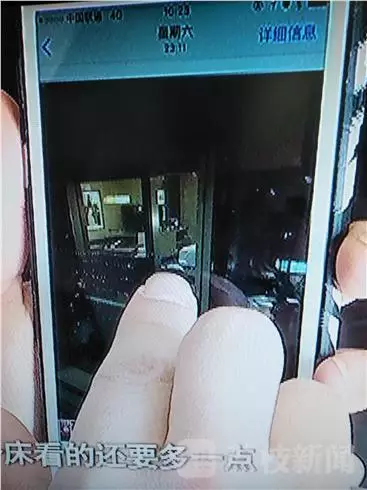 酒店前廳負責人李經理：我們去詢問過，警察也詢問過，警察有錄音，他說他沒有錄像，第一個人說肯定沒有錄像，第二個人沒有口頭保證。對于何女士反映的晚間玻璃外墻變成“鏡子”反光的情況子。負責人表示，在客人入住酒店的時候，酒店工作人員一般會對客人進行提醒，要求客人將房間的窗紗全部關閉，不過這一說法卻遭到了何女士的否認。酒店前廳負責人李經理稱，這個雙層玻璃的設計是環保設計，冬暖夏涼，如果是單層冬天會非常冷。