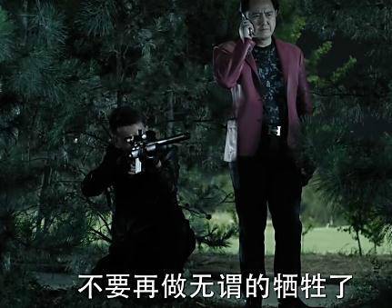 《人民的名義》原著小說有這么一段:趙瑞龍要找殺手殺了侯亮平,結果趙瑞龍的三姐發話:侯亮平要是死了趙瑞龍也要死!這就說明了大boss趙立春沒把握在侯死后的各方反應中護住兒子趙瑞龍,因此,這就告訴了讀者,侯亮平的背景絕對不比趙立春差!