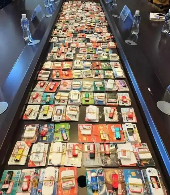 神秘土豪34歲賬上8000萬(wàn) 取錢(qián)還戴人皮面具 神秘土豪34歲賬上8000萬(wàn) 取錢(qián)還戴人皮面具