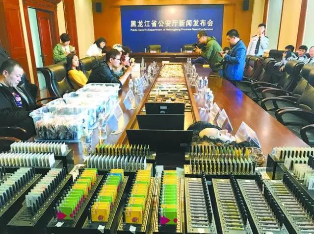 神秘土豪34歲賬上8000萬(wàn) 取錢(qián)還戴人皮面具 神秘土豪34歲賬上8000萬(wàn) 取錢(qián)還戴人皮面具