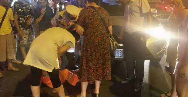 男子當(dāng)眾侮辱環(huán)衛(wèi)工:你是垃圾 信不信我撞死你