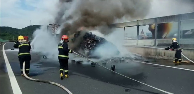 一車貨燒光 司機才知道車里有200個滅火器 一車貨燒光 司機才知道車里有200個滅火器