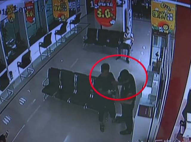 男子在銀行用筷子夾取捐款箱內(nèi)錢(qián)財(cái) 稱家境不好