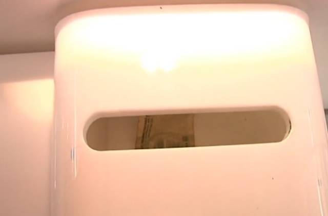 男子在銀行用筷子夾取捐款箱內(nèi)錢(qián)財(cái) 稱家境不好