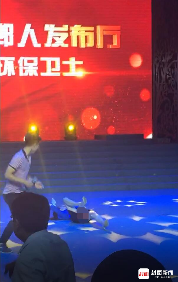 女主持人臺上突然倒地表情詭異 休息后已上班 女主持人臺上突然倒地表情詭異 休息后已上班