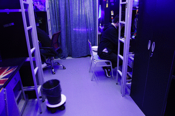 大學生改造黑科技宿舍:投影鍵盤 會動的垃圾桶