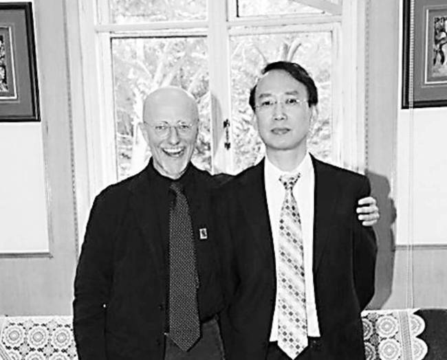 計(jì)劃合作“頭移植”手術(shù)的任曉平教授(右)和意大利神經(jīng)外科專家卡納維羅