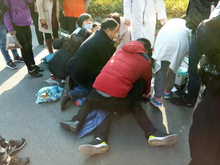 23歲IT男大學門口沒了心跳 保安飆車送醫生