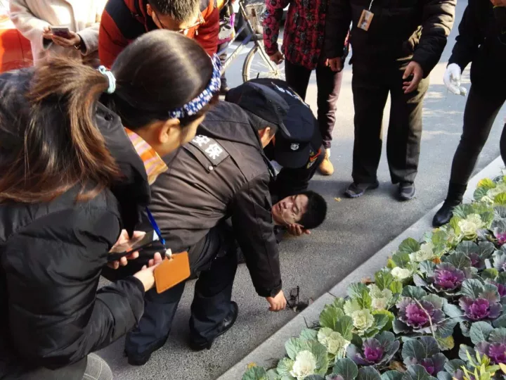 23歲IT男大學門口沒了心跳 保安飆車送醫生