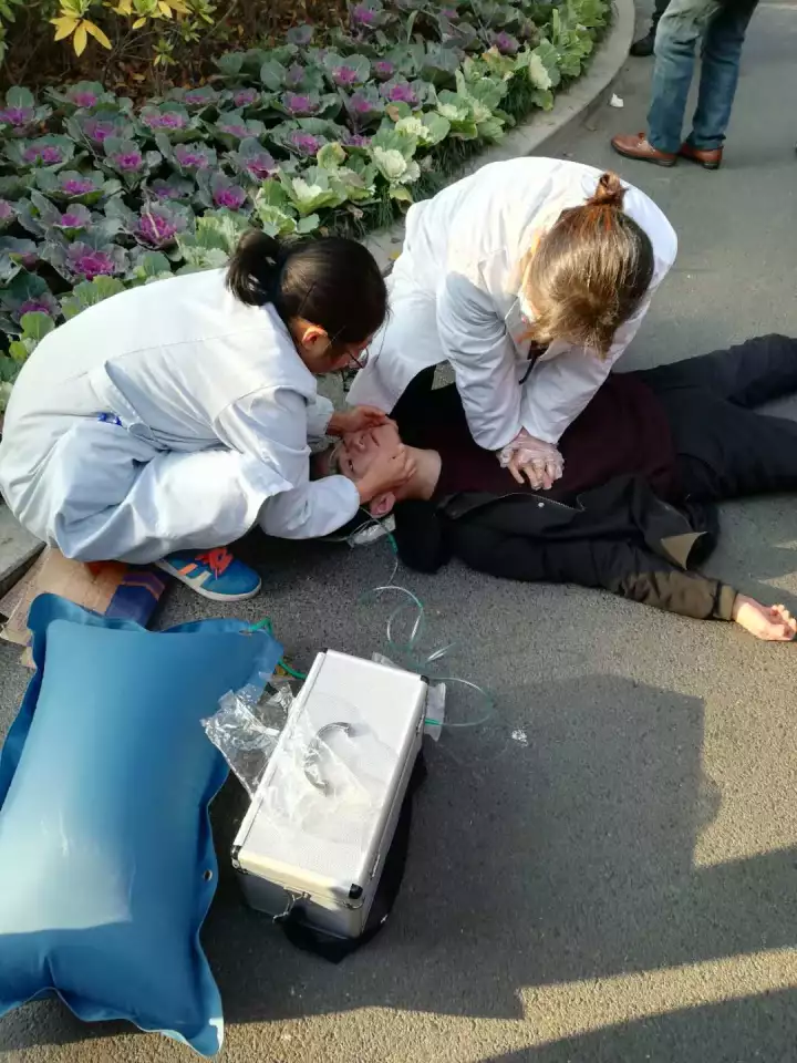 23歲IT男大學門口沒了心跳 保安飆車送醫生