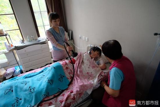 每次排痰,張津華就會癲癇發作,這是她腦部僅有的電信號。(羅逸爵 攝)