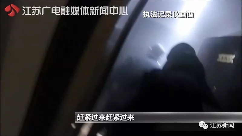 醉酒女子獨(dú)自在家干這事 醒來看見滿屋陌生人 醉酒女子獨(dú)自在家干這事 醒來看見滿屋陌生人