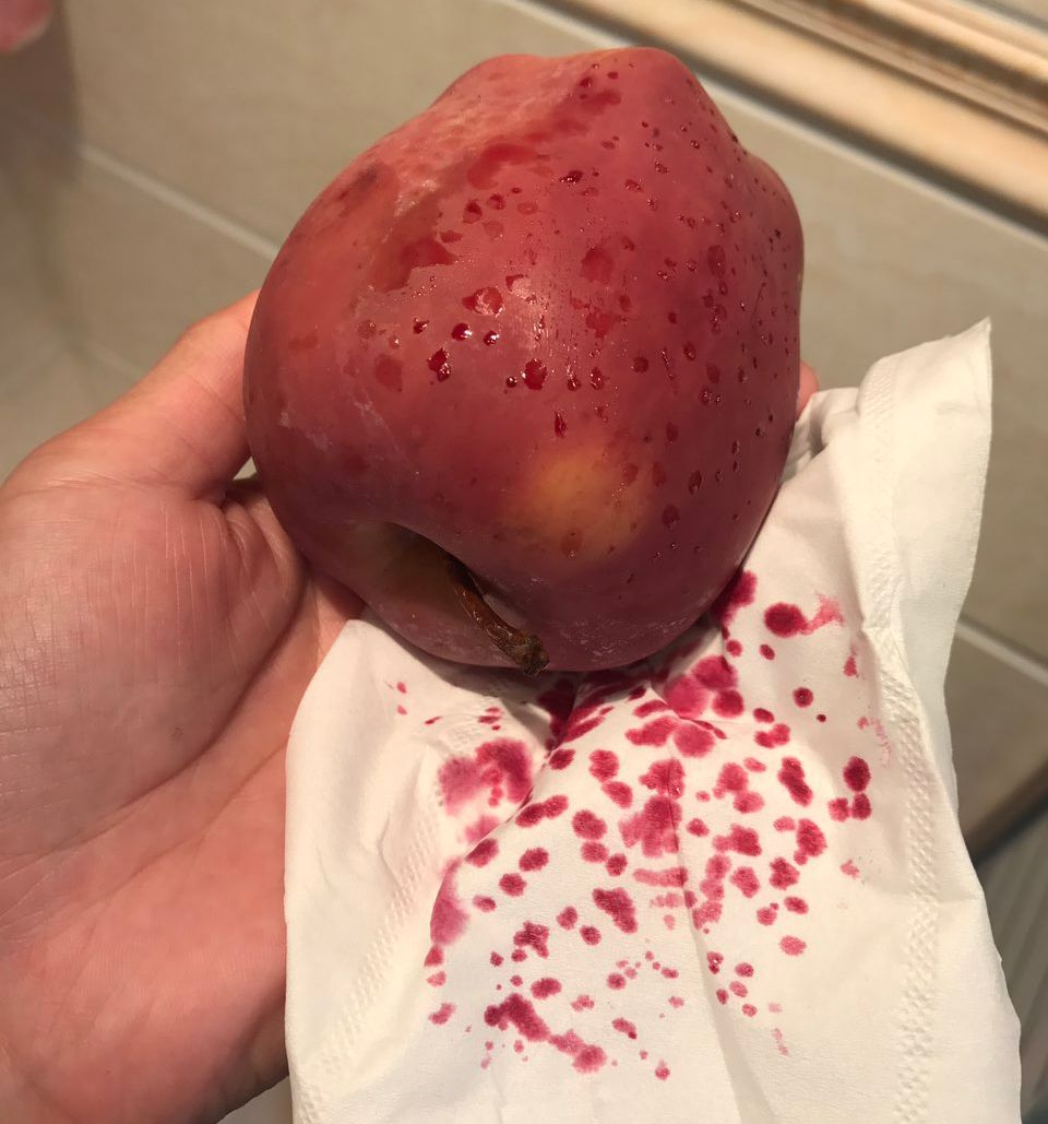 嚇懵!女子用熱水泡蘋果結果冒出血珠 咋回事? 嚇懵!女子用熱水泡蘋果結果冒出血珠 咋回事?