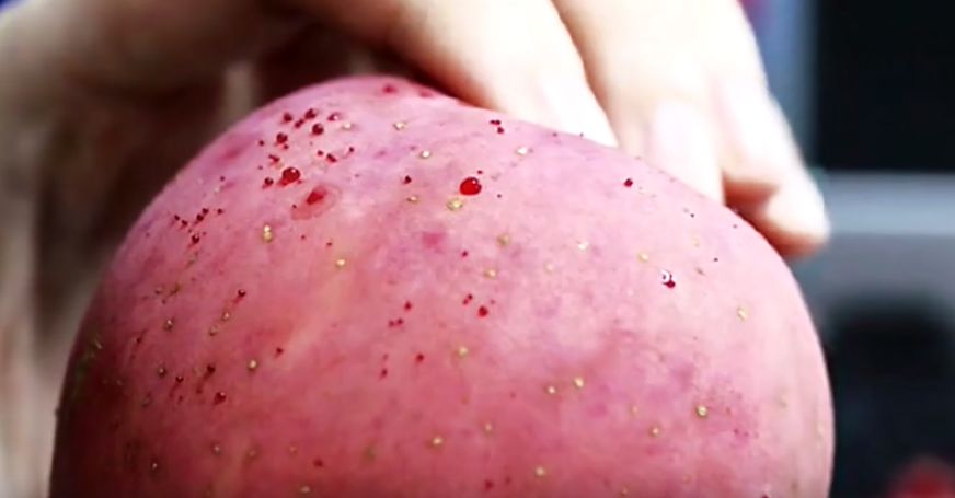 嚇懵!女子用熱水泡蘋果結果冒出血珠 咋回事? 嚇懵!女子用熱水泡蘋果結果冒出血珠 咋回事?