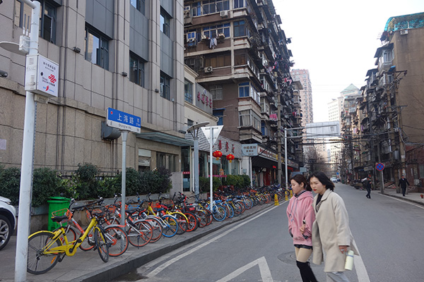 上海路的兩邊，大多是一些老房子。