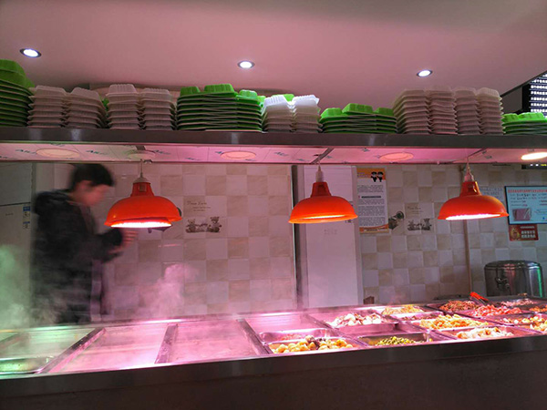 羅正宇經常去的炸醬面館，中午和晚上有盒飯吃。