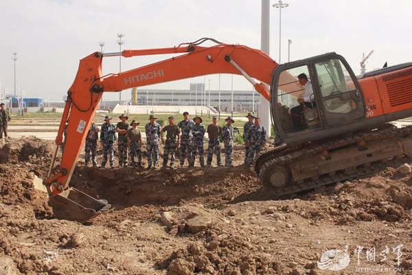空軍找上藍翔技校聯合培訓:為的就是挖掘機