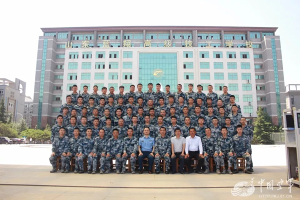 空軍找上藍翔技校聯合培訓:為的就是挖掘機