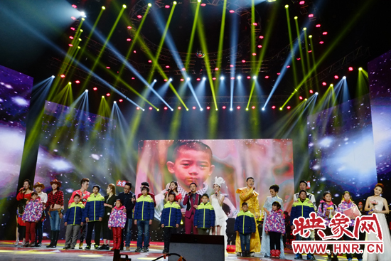 《暖冬——面對面的愛》活動的十位特困兒童登臺與名嘴們合唱《讓世界充滿愛》 《暖冬——面對面的愛》活動的十位特困兒童登臺與名嘴們合唱《讓世界充滿愛》