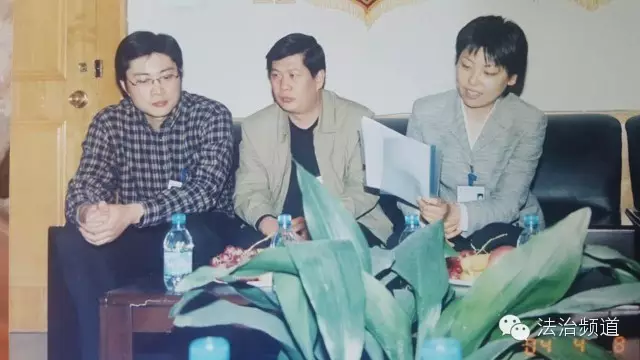 右一為時任團支部書記李玉潔和主持人張世彬等討論研究案情 右一為時任團支部書記李玉潔和主持人張世彬等討論研究案情