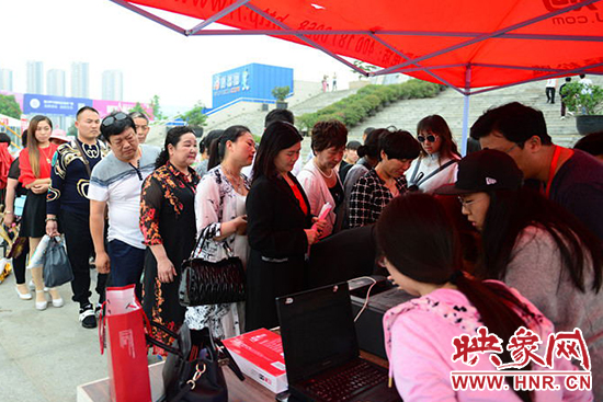 海選現場報名人數眾多 海選現場報名人數眾多