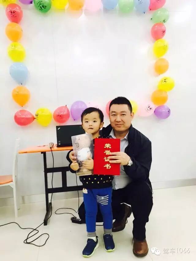 我是小小銀行家,來跟行長合個影哦 我是小小銀行家,來跟行長合個影哦