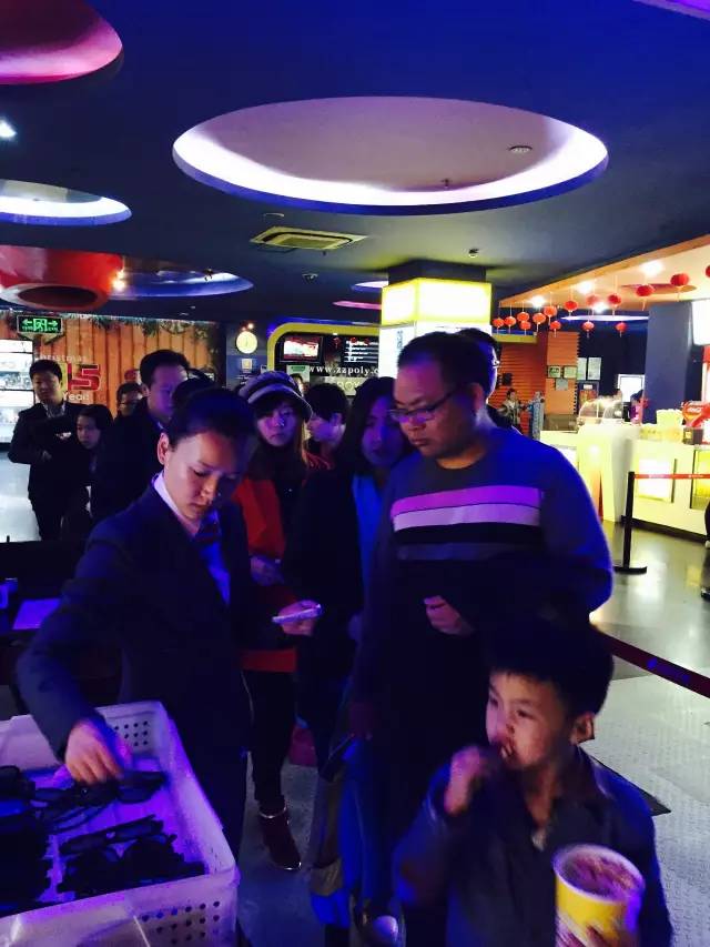 小朋友吃的好香啊!爆米花和電影真是絕配喲 小朋友吃的好香啊!爆米花和電影真是絕配喲